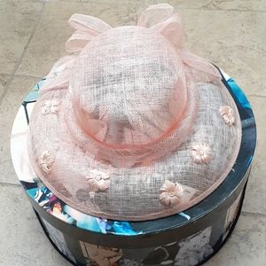 SOLD VINTAGE Peach/Pink Bow Hat👒 w/hat carrier box